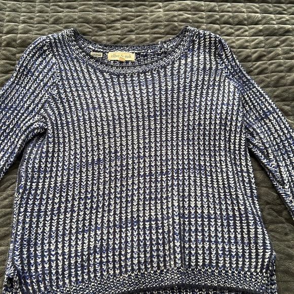 Black, white and navy blue, long sleeve, small slit on the sides :) - Picture 2 of 4